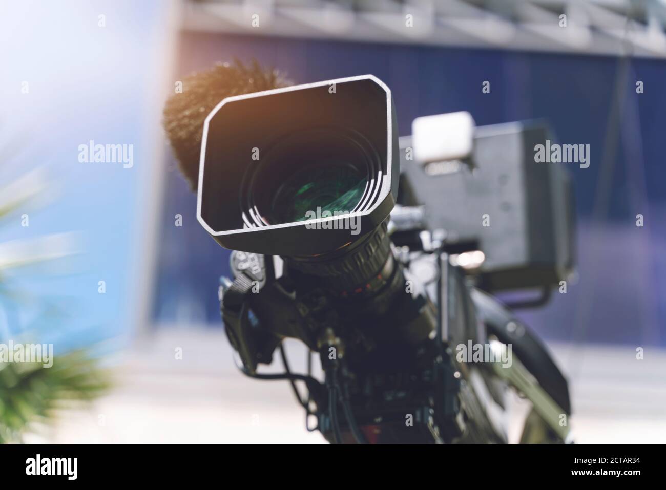 Videokamera - bereit für die Aufnahme Show im Outdoor-TV studio - Fokus auf Kamerablende Stockfoto