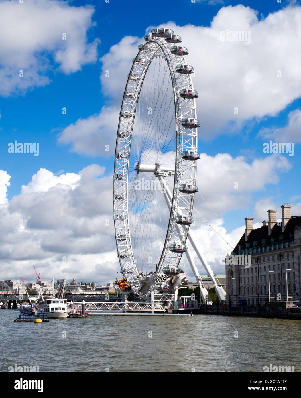 Das London Eye ist Europas höchstes freischwingende Beobachtungsrad. Eine der beliebtesten Touristenattraktionen Londons und beherbergt Neujahrsfeuerwerk Stockfoto