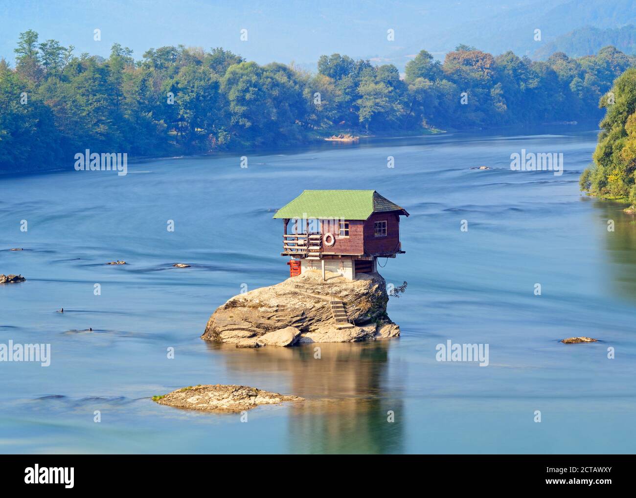 Haus am Fluss Drina, Bajina Basta, Serbien Stockfoto