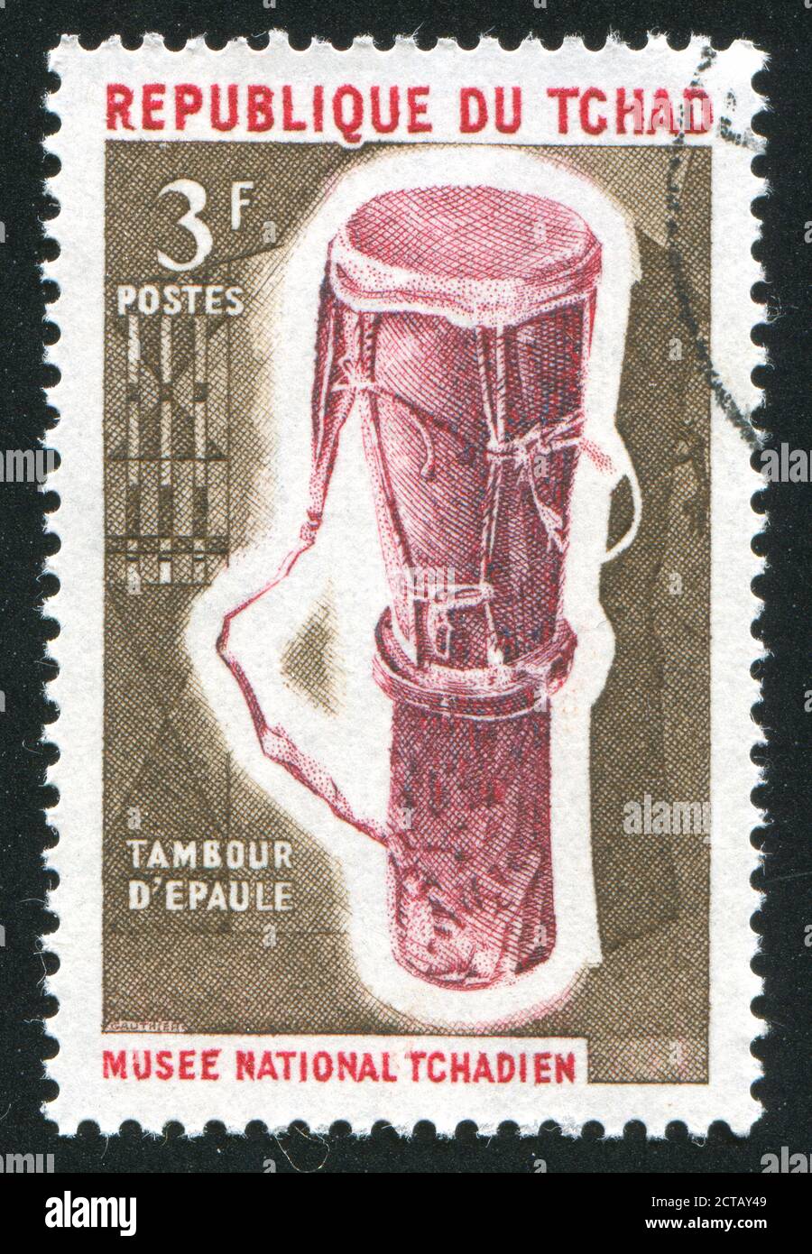 TSCHAD - UM 1965: Briefmarke gedruckt von Tschad, zeigt Schultertrommeln, um 1965 Stockfoto