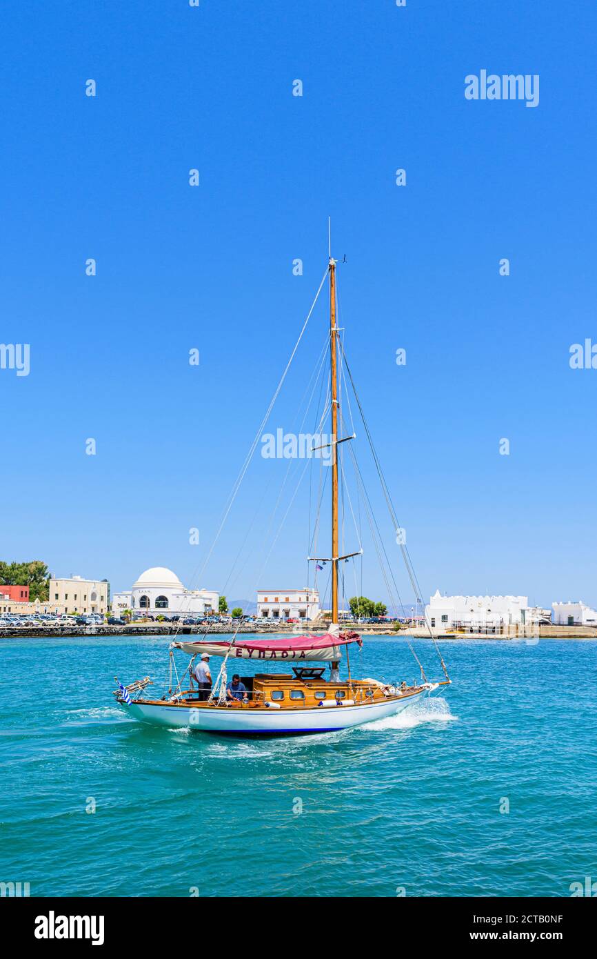 Kleines traditionelles Mast-Boot, das Mandraki Hafen, Rhodos Stadt, Rhodos, Dodekanes, Griechenland verlässt Stockfoto
