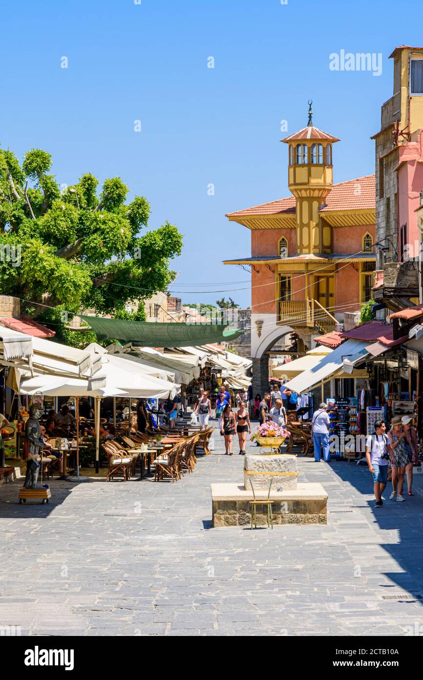 Geschäfte und Restaurants in der Nähe der Aga Camii entlang der touristischen Andenkenstraße der Socratous St. in Rhodos-Stadt, Griechenland Stockfoto