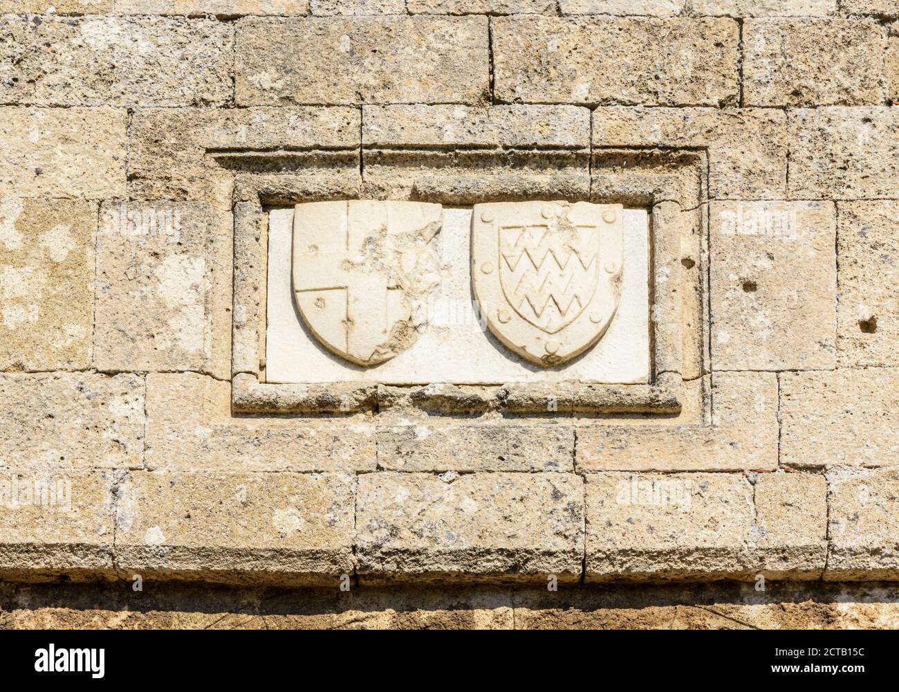 Wappen über dem inneren Tor des Heiligen Johannes auf der alten Bastion, Rhodos Altstadt, Rhodos, Griechenland Stockfoto