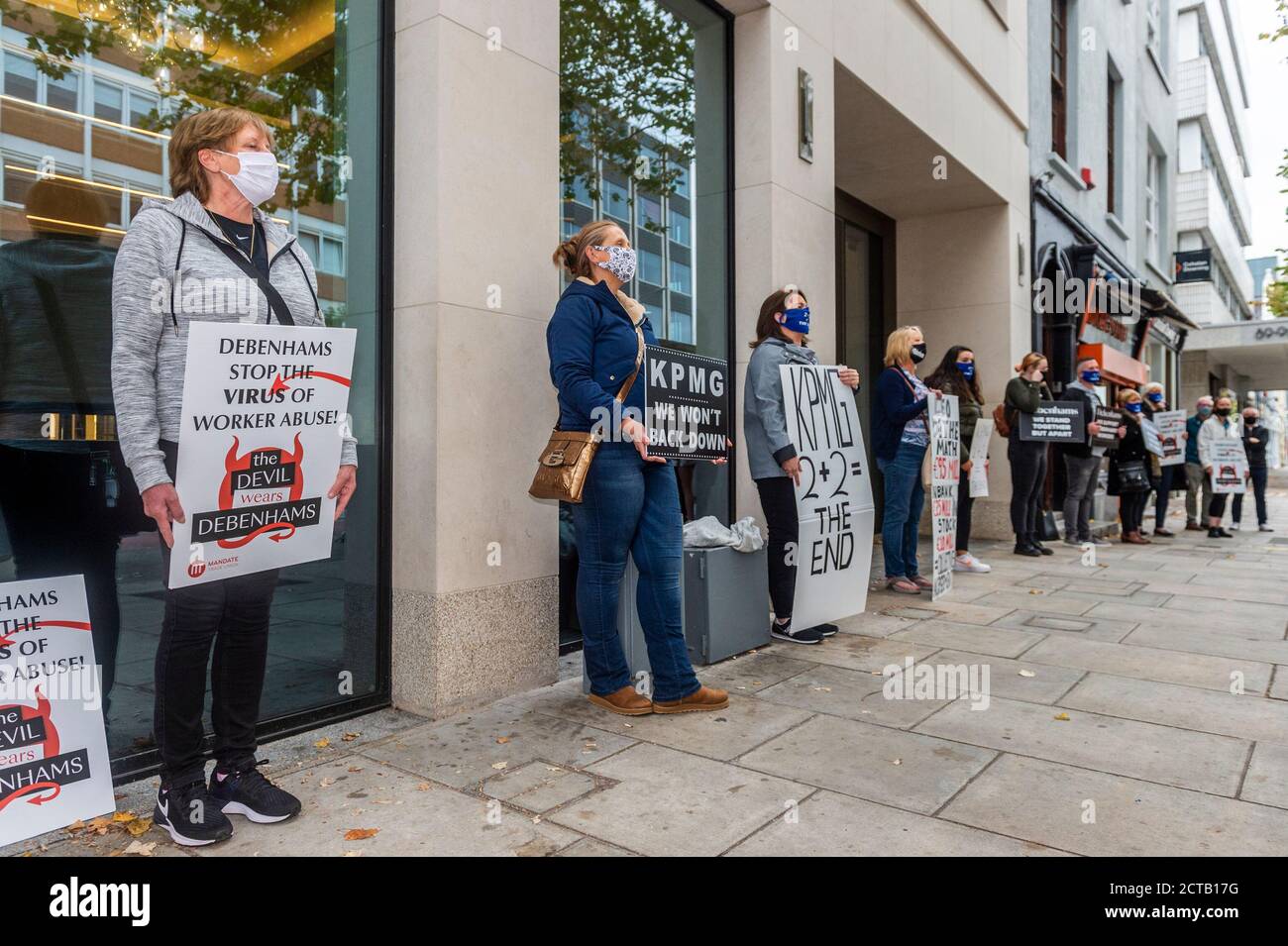 Cork, Irland. September 2020. Rund 35 ehemalige Debenhams-Arbeiter und -Unterstützer protestierten heute Morgen vor den Büros des Liquidators KPMG, um den Liquidator zu zwingen, sein Kündungsangebot zu erhöhen. KPMG hatte den Arbeitern landesweit 1 Million Euro angeboten, aber dieses Angebot zurückgenommen, als es feststellte, dass die Arbeiter dieses Angebot ablehnten. Die Ex-Arbeiter behaupten, Debenhams habe in seinem Geschäft in Patrick Street, Cork, 4,9 Millionen Euro und im Geschäft in Tralee 3,7 Millionen Euro. Der Protest von Cork ist Teil der landesweiten Aktion heute. Quelle: AG News/Alamy Live News Stockfoto