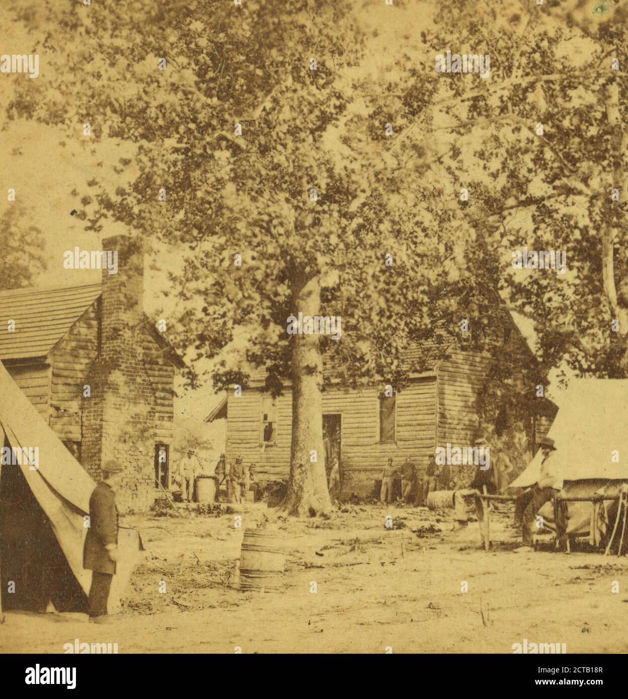 Altes Rahmenhaus auf Fair Oaks Schlachtfeld, durchbohrt von Hunderten von Kugeln, und als Krankenhaus von Hooker's Division., Gibson, James F. (B. 1828 ), 1862, Usa Stockfoto