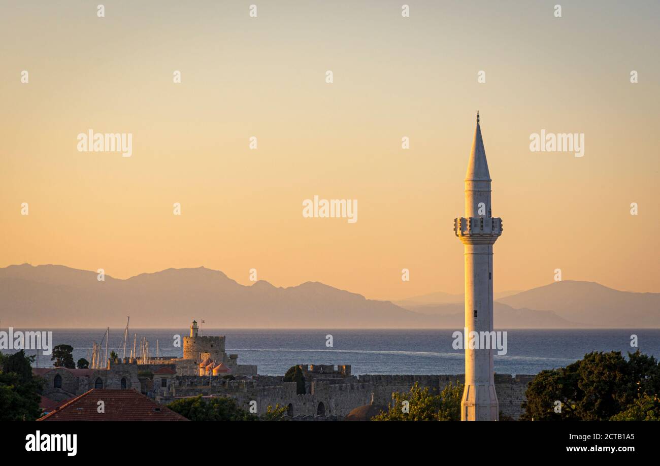 Sonnenuntergang über dem Minarett der Altstadt von Rhodos der Ibrahim Pasha Moschee in Rhodos, Griechenland Stockfoto
