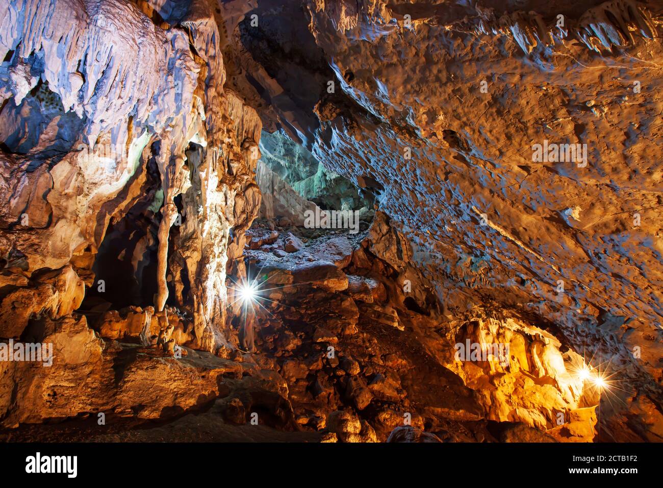 Erkunden mystische Kalksteinhöhle mit Fackel, magische Form und Textur von Stalaktiten und Stalagmiten in der großen Höhle. Nam Nao, Thailand. Stockfoto