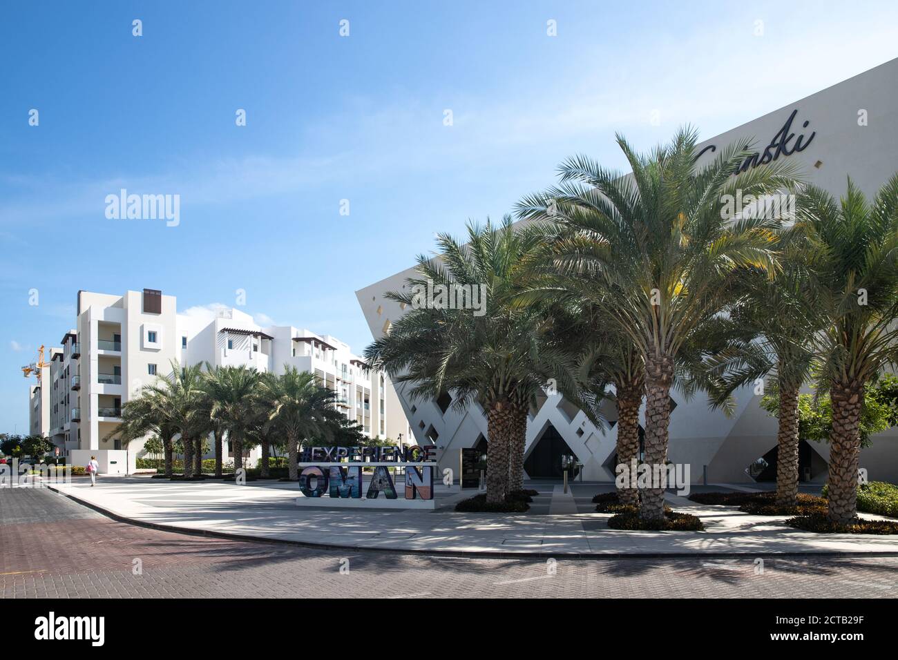 Sign post 'Experience Oman' vor dem Kempinski Hotel in Al Mouj, The Wave, Muscat, Sultanat von Oman. Stockfoto