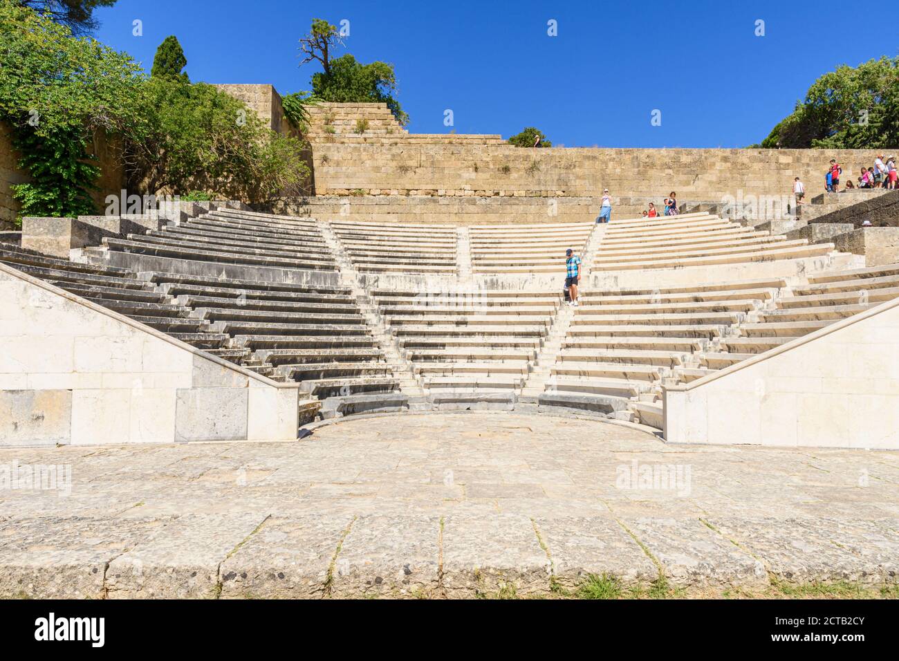 Renoviertes antikes Theater unter den hellenistischen Ruinen auf dem Monte Smith, Rhodos Stadt, Rhodos Insel, Dodekanes, Griechenland Stockfoto