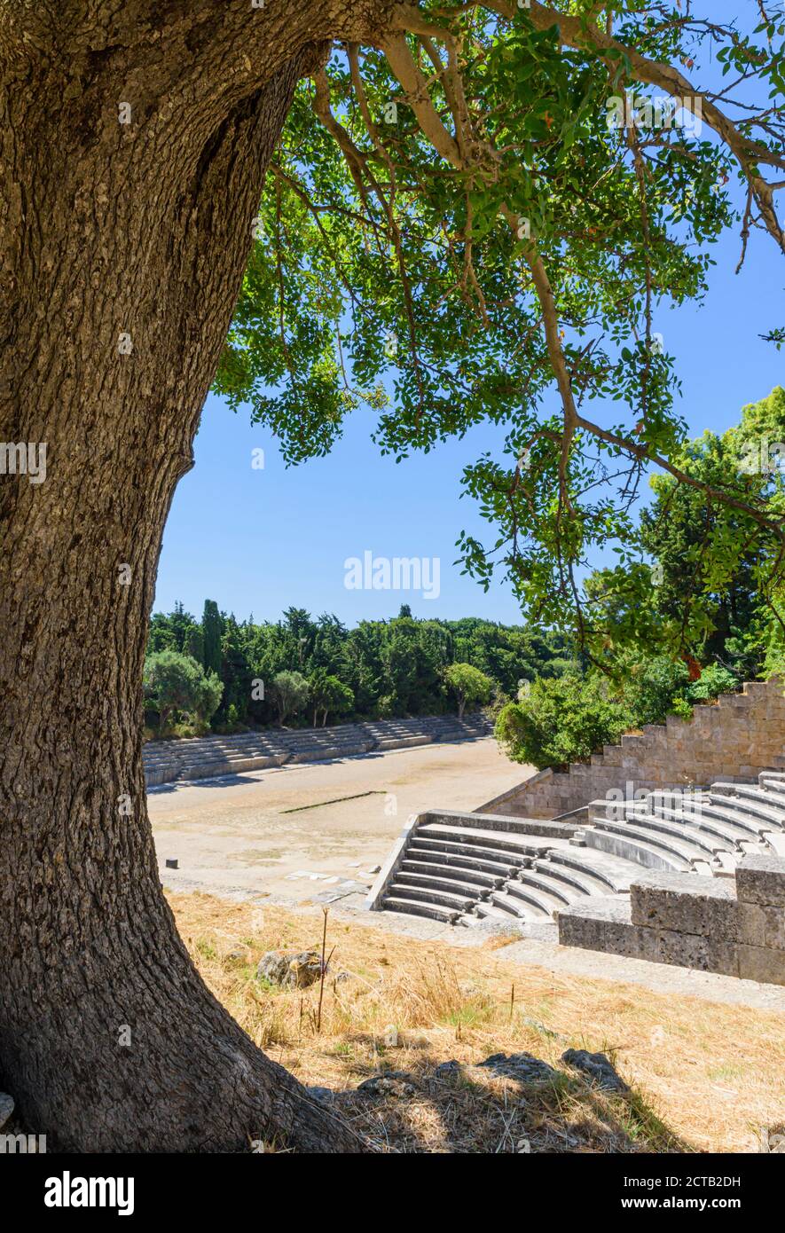 Umgebautes antikes Theater unter den hellenistischen Ruinen auf dem Monte Smith, Rhodos Stadt, Rhodos Insel, Dodekanes, Griechenland Stockfoto