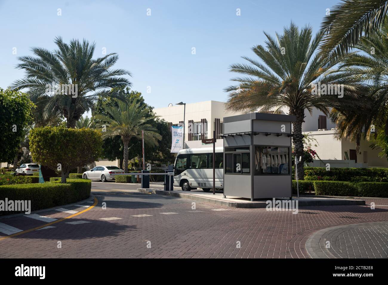 Sicherheitstor zur Straße mit Villen im Al Mouj Gelände. Wohnanlage, Wohnanlage. The Wave, Muscat, Seeb, Sultanat Oman. Stockfoto