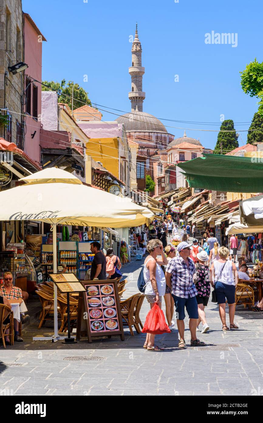 Die touristische Souvenir-Einkaufsstraße von Socratous Str., die von der Moschee von Suleiman, Rhodos-Stadt, Rhodos-Insel, Dodekanes, Griechenland überblickt wird Stockfoto