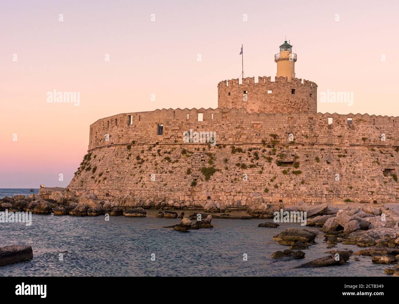 Sonnenuntergang über der St. Nicholas Festung, Mandraki Hafen, Rhodos Stadt, Rhodos Insel, Griechenland Stockfoto
