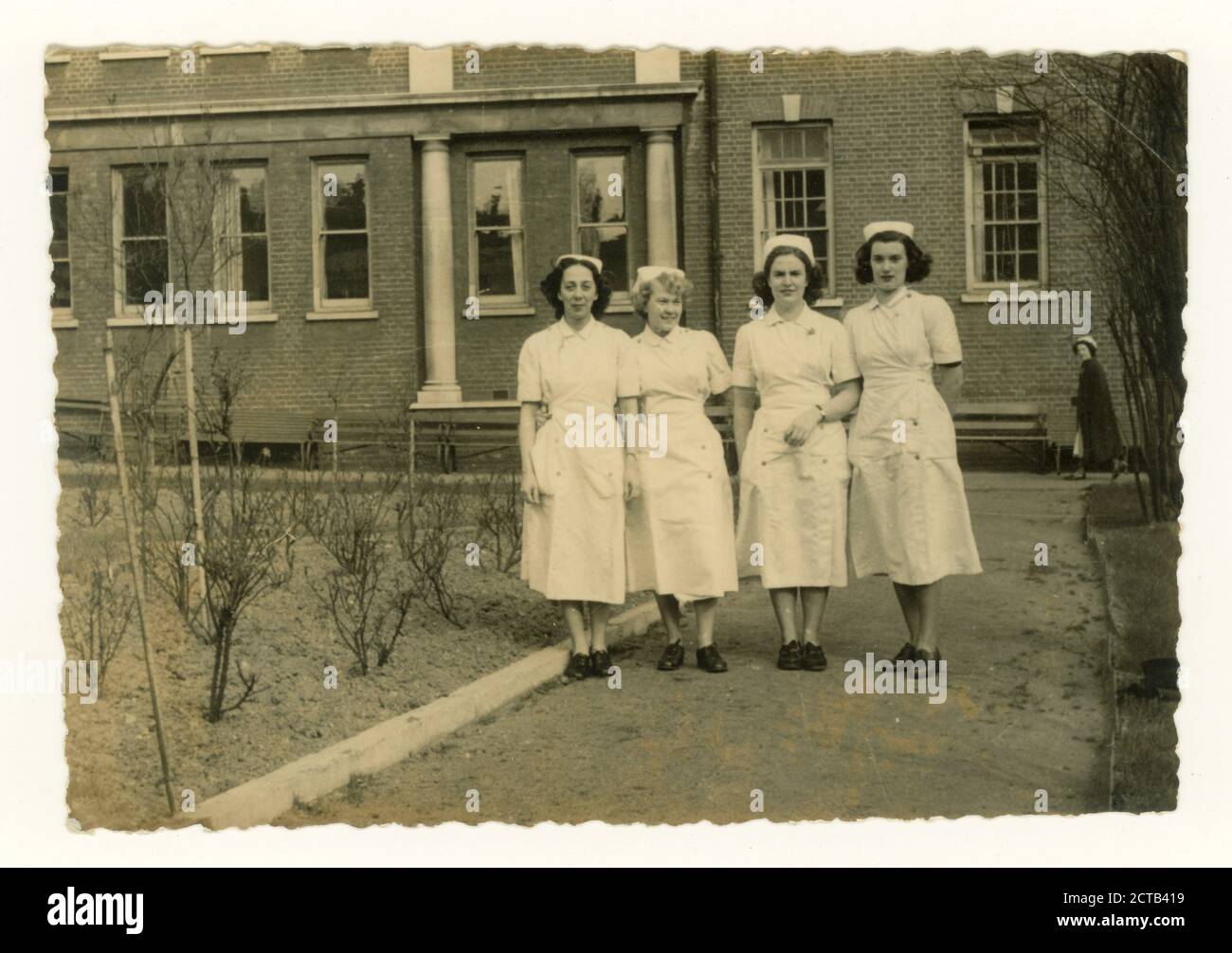 Fotos von Krankenschwestern außerhalb eines Krankenhauses aus den 50er Jahren, um 1955, Großbritannien Stockfoto