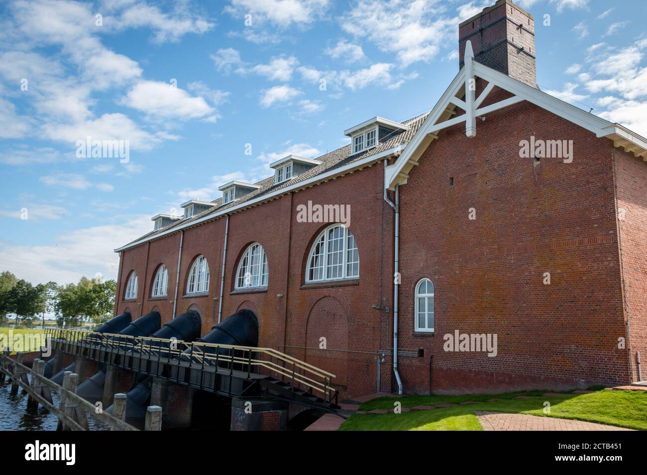 Reitdiep, Provinz Groningen, Niederlande, 08-31-2020. Wasserpumpstation "The waterwolf" in Groningen, für die Ableitung von Wasser aus Stockfoto