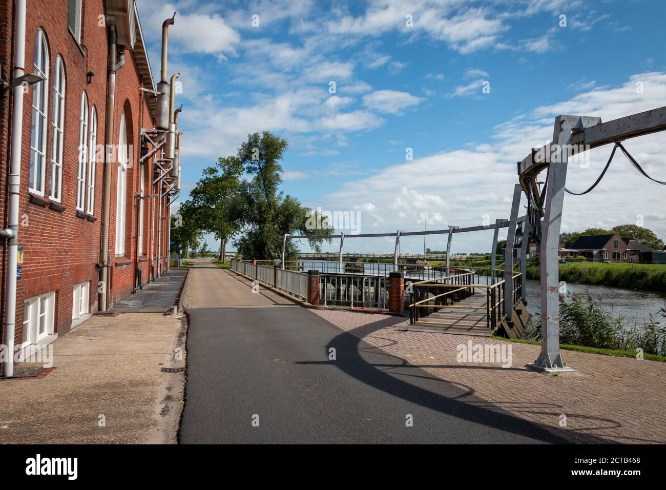 Reitdiep, Provinz Groningen, Niederlande, 08-31-2020. Wasserpumpstation "The waterwolf" in Groningen, für die Ableitung von Wasser aus Stockfoto