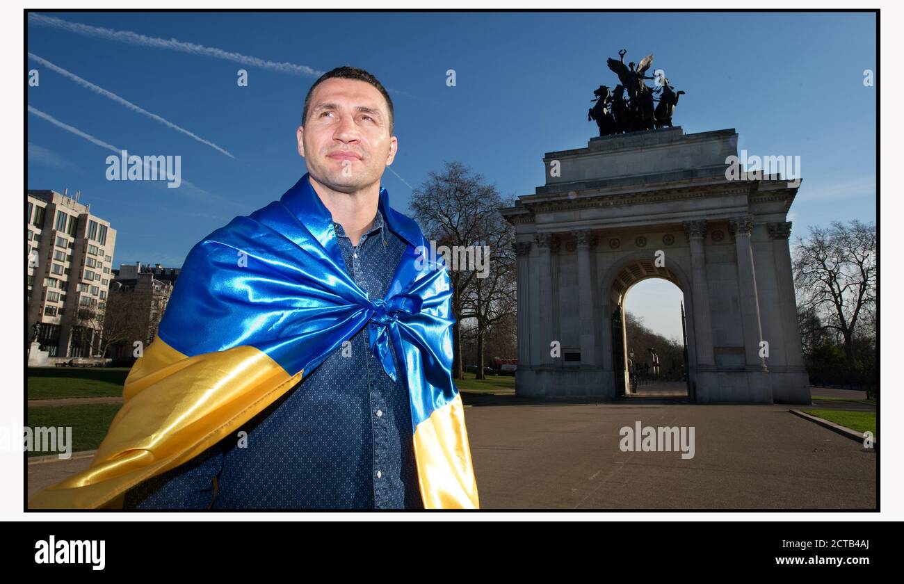 Weltmeister im Schwergewicht Wladimir Klitschko in London. Er trägt eine ukrainische Nadel auf seinem Kragen. Bild-Kredit : © MARK PAIN / ALAMY Stockfoto