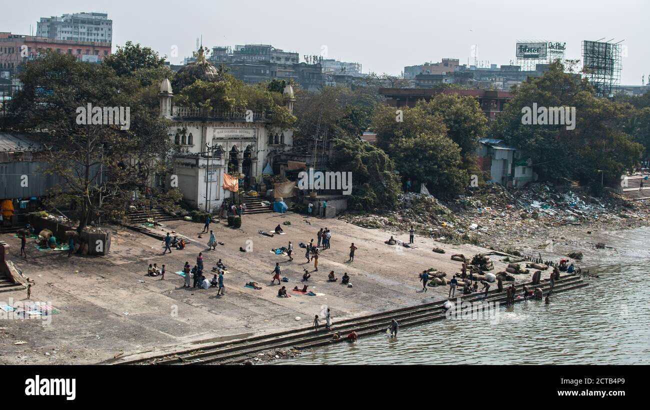 Kolkata, Indien - 2. Februar 2020: Unbekannte Menschen baden im Hooghly River von RAM Chandra Goenka unterhalb der Howrah-Brücke am 2. Februar 2020 Stockfoto