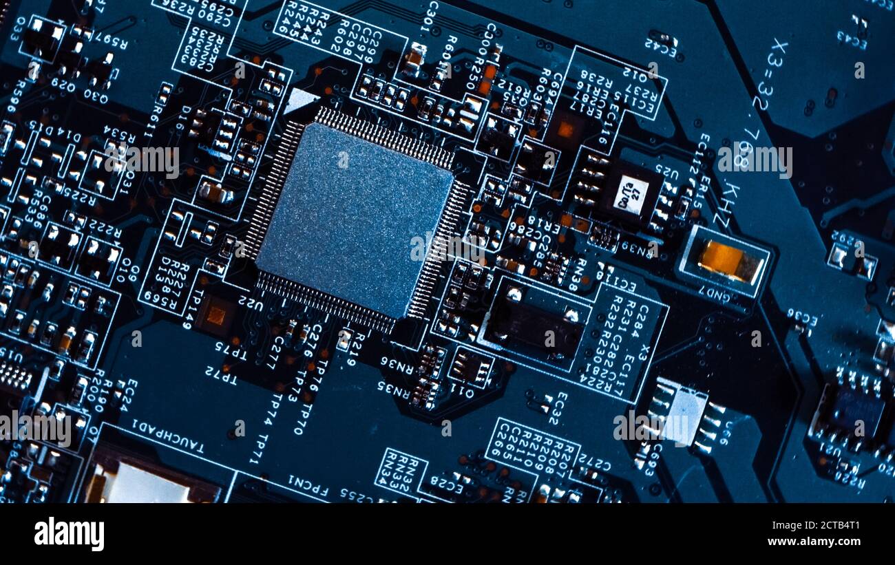 Makro Nahaufnahme von Microchip, CPU-Prozessor auf Leiterplatte / Computer-Motherboard mit Komponenten im Inneren des elektronischen Geräts, Teile von Stockfoto