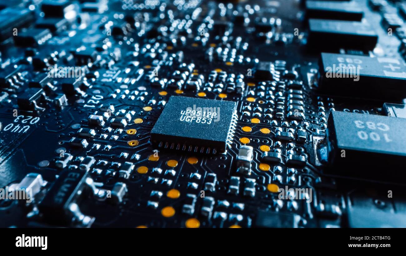 Nahaufnahme Makroaufnahme eines Mikrochips, CPU-Prozessor mit Leiterplatte / Computer-Motherboard mit Komponenten: Innerhalb des elektronischen Geräts, Teil Stockfoto