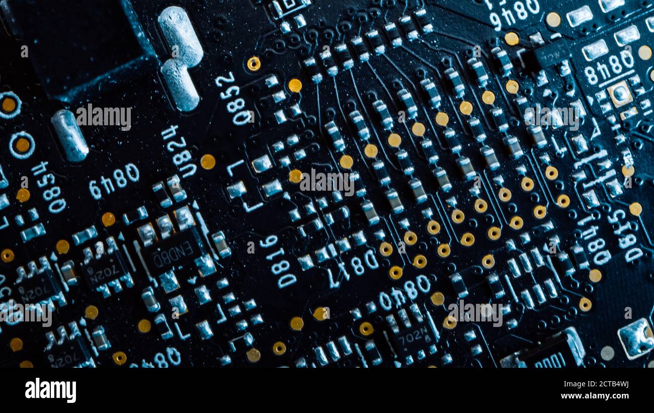 Makro-Nahaufnahme von Leiterplatten, Computer-Motherboard-Komponenten: Mikrochips, CPU-Prozessor, Transistoren, Halbleiter. Innerhalb von elect Stockfoto