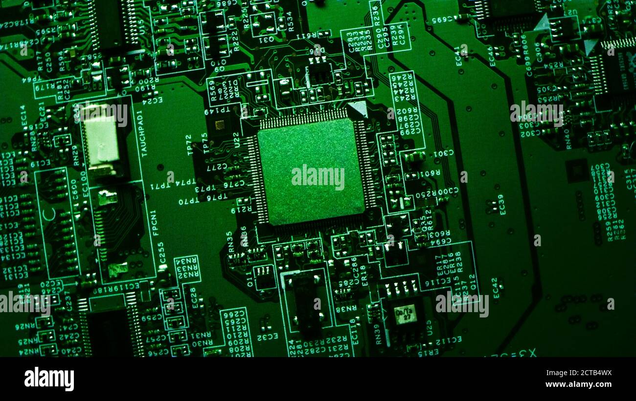 Makro-Nahaufnahme von Microchip, CPU-Prozessor auf grüner Leiterplatte, Computer-Motherboard mit Komponenten im Inneren des elektronischen Geräts, Teil Stockfoto