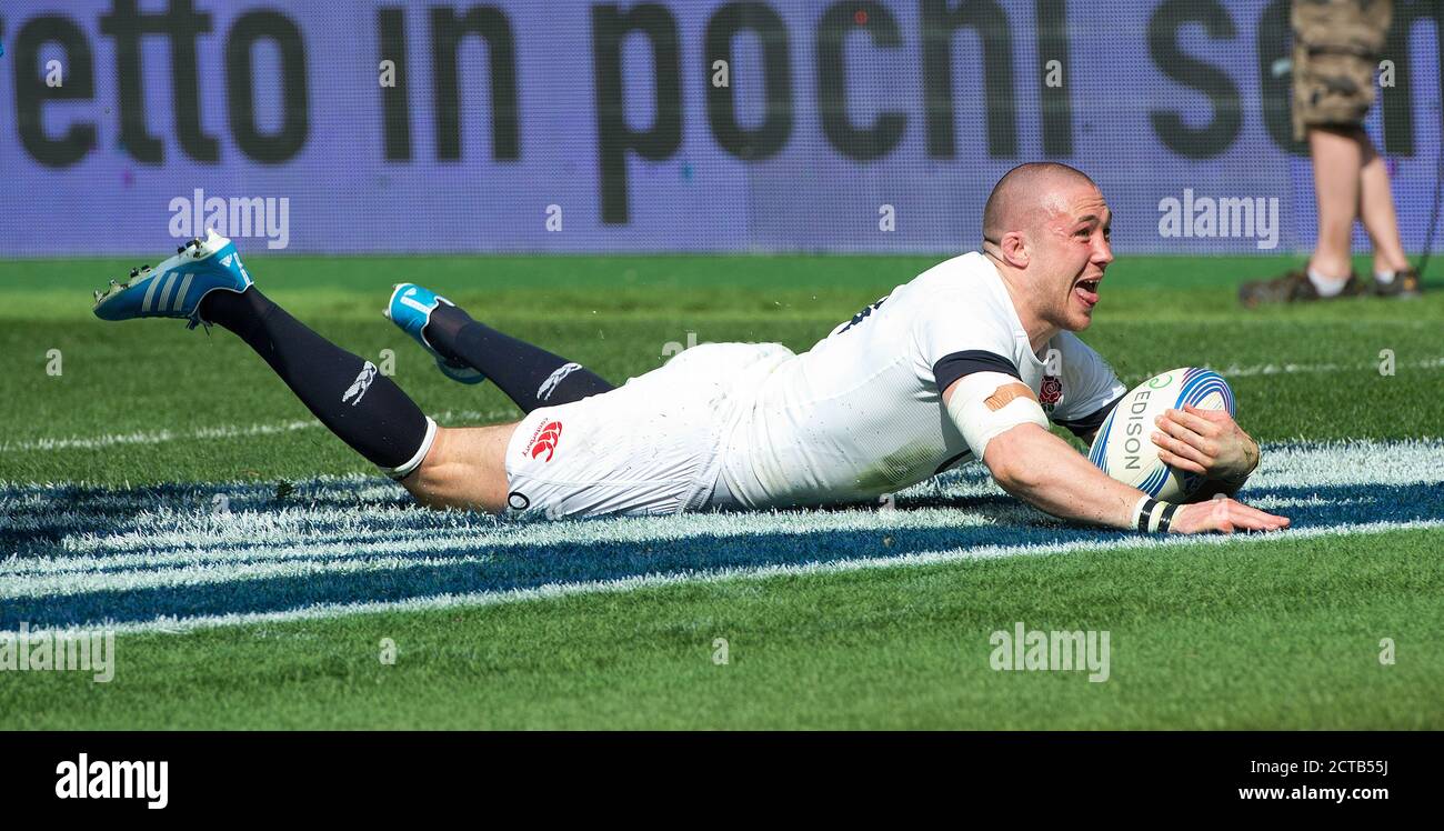 Mike Brown lädt durch, um einen Versuch für England Italien gegen England Six Nations Championship BILD KREDIT : © MARK PAIN / ALAMY Stockfoto