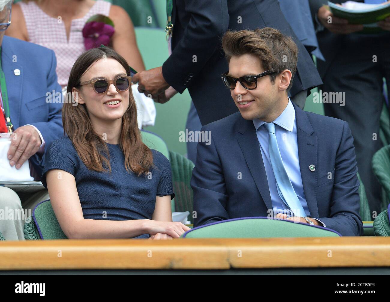 SCHAUSPIELERIN KEIRA KNIGHTLEY MIT EHEMANN JAMES RIGHTON. WIMBLEDON LADIES FINAL 2014 Eugenie Bouchard V Petra Kvitova BILDNACHWEIS : MARK PAIN / ALAMY Stockfoto