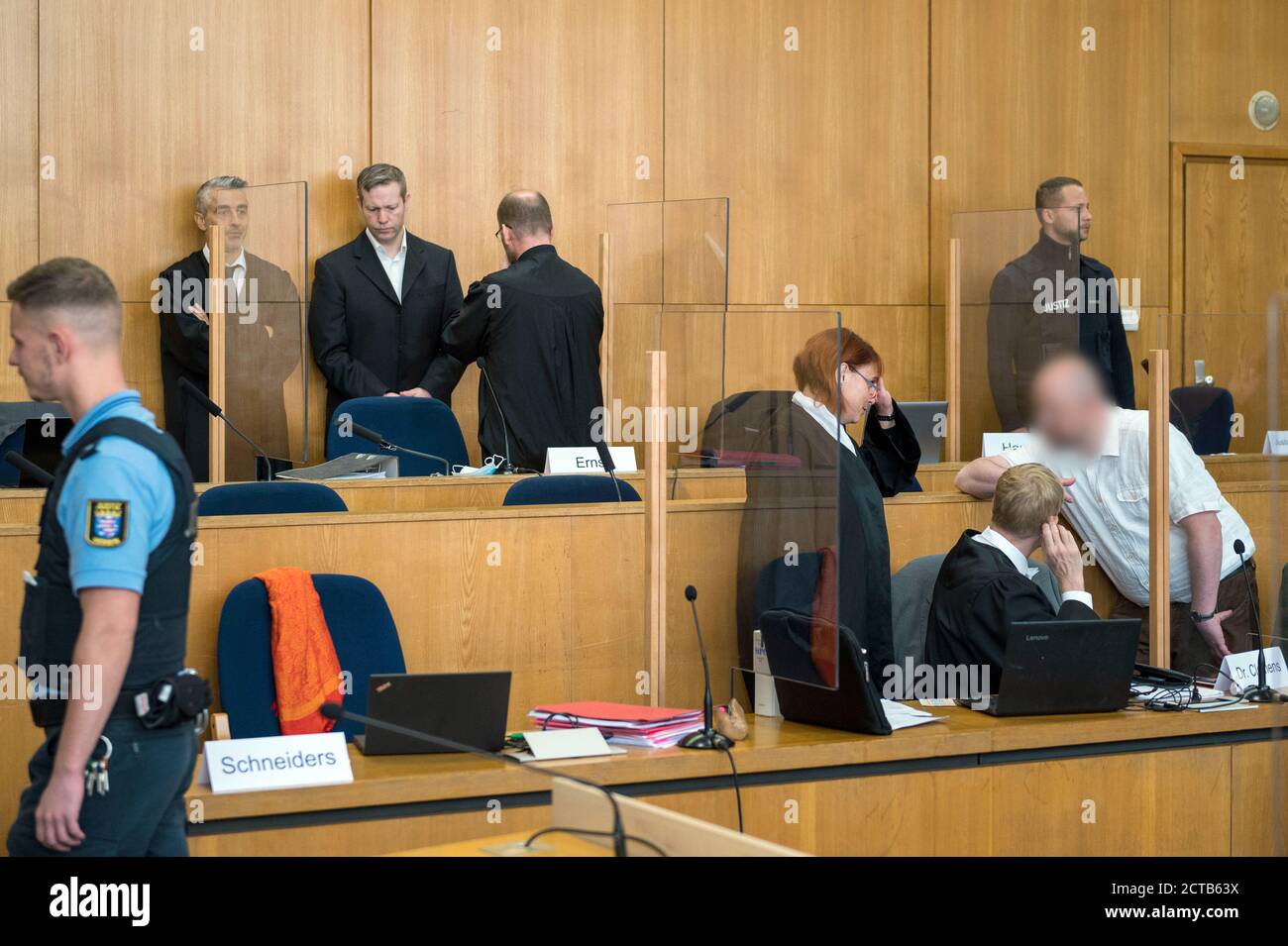 Frankfurt, Deutschland. 22. September 2020, Hessen, Frankfurt/Main: Der Hauptangeklagte Stephan Ernst (2. V.l.) spricht mit seinen Verteidigern Mustafa Kaplan (links) und Jörg Hardies (3. V.l.) im Gerichtssaal, während sie den Beginn des Prozesses über den Mord an dem Politiker Walter Lübcke abwarten. Unten spricht Markus H. (r), Mitangeklagter des Mordes an dem Politiker Walter Lübcke, mit seiner Verteidigerin Nicole Schneiders (3. V.r.) und seinem Verteidiger Björn Clements (2. V.r.). Der Hauptangeklagte S. Kredit: dpa picture Alliance/Alamy Live News Stockfoto