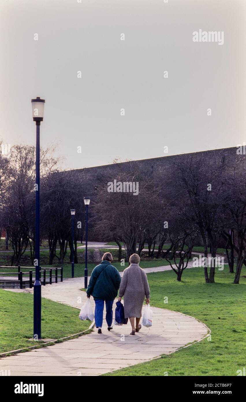 Gesamtansicht des Thamesmead Estate im Südosten Londons an einem knackigen Januartag. 19. Januar 1993. Foto: Neil Turner Stockfoto