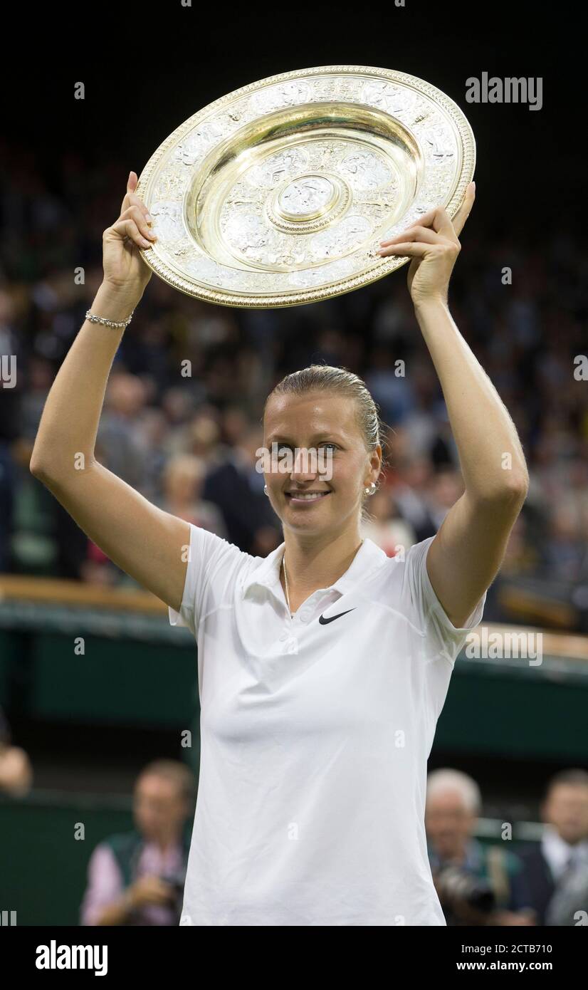 Petra Kvitova gewinnt das Wimbledon Ladies Finale 2014. Eugenie Bouchard / Petra Kvitova. Bild-Kredit : © MARK PAIN / ALAMY STOCK FOTO Stockfoto