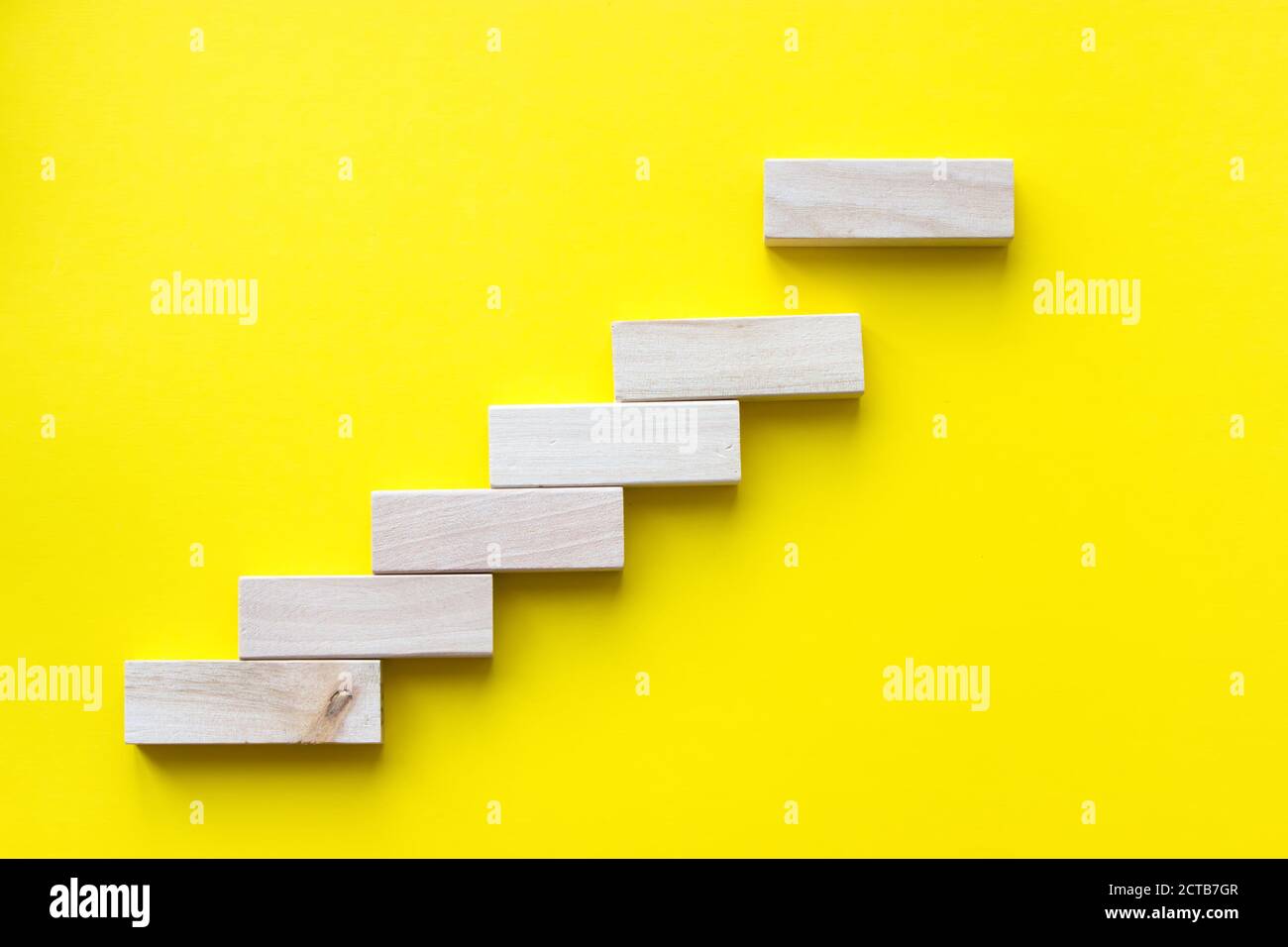 Nahaufnahme Holzblock Stapeln als Treppe. Erfolgsverfahren für das Wachstum von Geschäftskonzepts. Konzept von Bildung, Risiko, Entwicklung und Wachstum Stockfoto