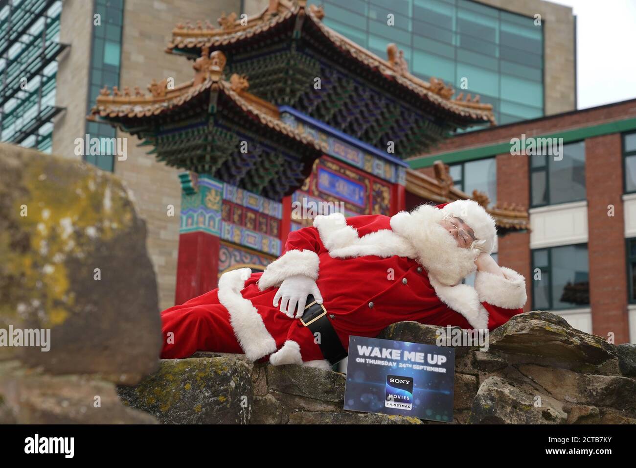 Ein Mann, der als Weihnachtsmann gekleidet ist, bittet Passanten in Newcastle, ihn rechtzeitig zur Vorstellung des Weihnachts-Fernsehsenders Sony Movies, der am 24. September live geht, „aufzuwecken“. Stockfoto