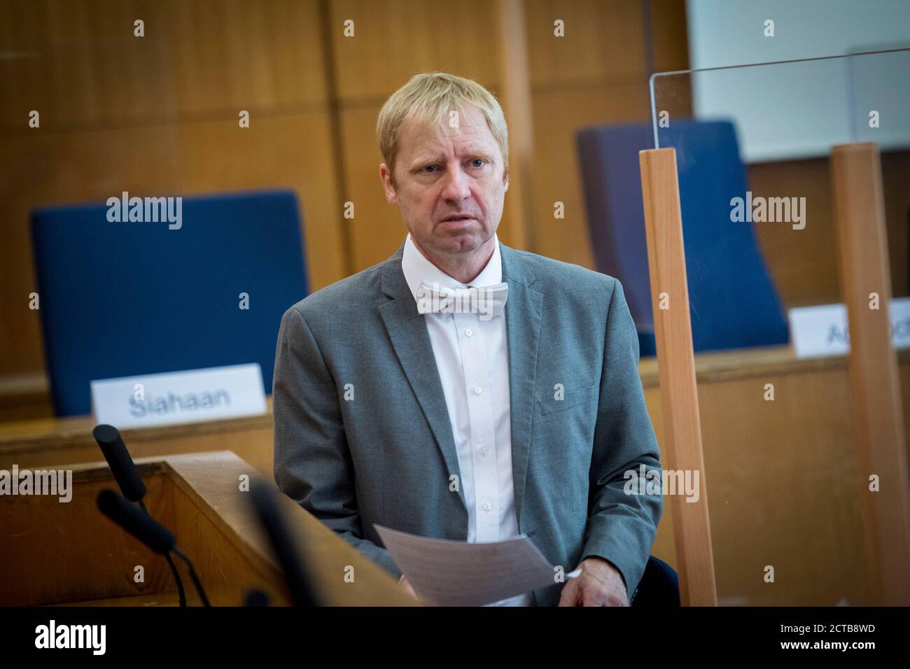 Frankfurt, Deutschland. 22. September 2020, Hessen, Frankfurt/Main: Rechtsanwalt Björn Clements, Verteidiger des Mitbeklagten Markus H., wartet im Gerichtssaal auf den Beginn des Prozesses wegen der Ermordung des Politikers Walter Lübcke. Der Hauptangeklagte S. Ernst soll vor einem Jahr den nordhessischen Landrat Lübcke auf seiner Terrasse erschossen haben, weil der CDU-Politiker für Flüchtlinge aufgestanden war. Quelle: dpa picture Alliance/Alamy Live News Stockfoto