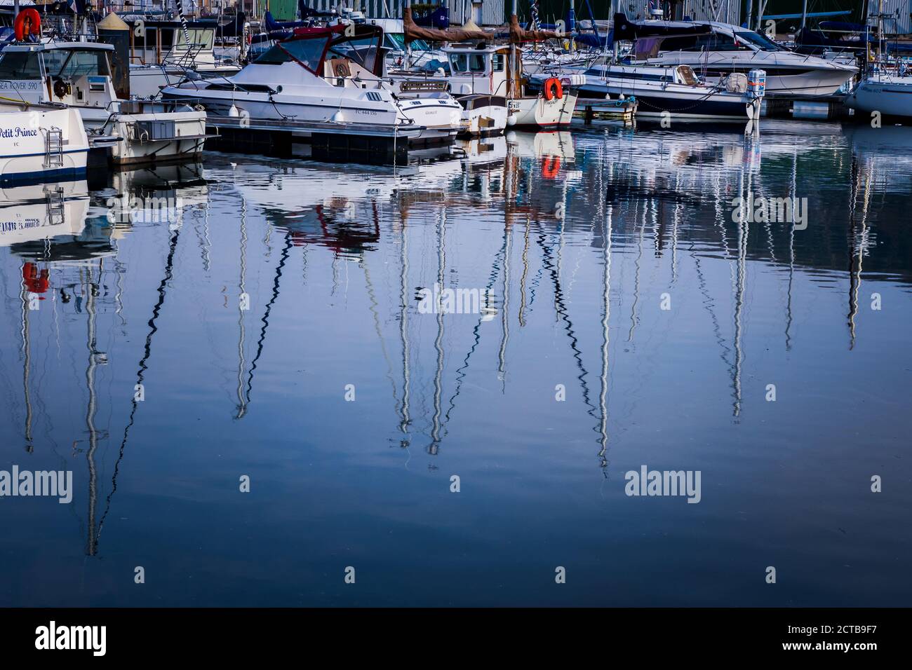 Fischerboote und Vergnügungsboote im Hafen Le Treport Stockfoto