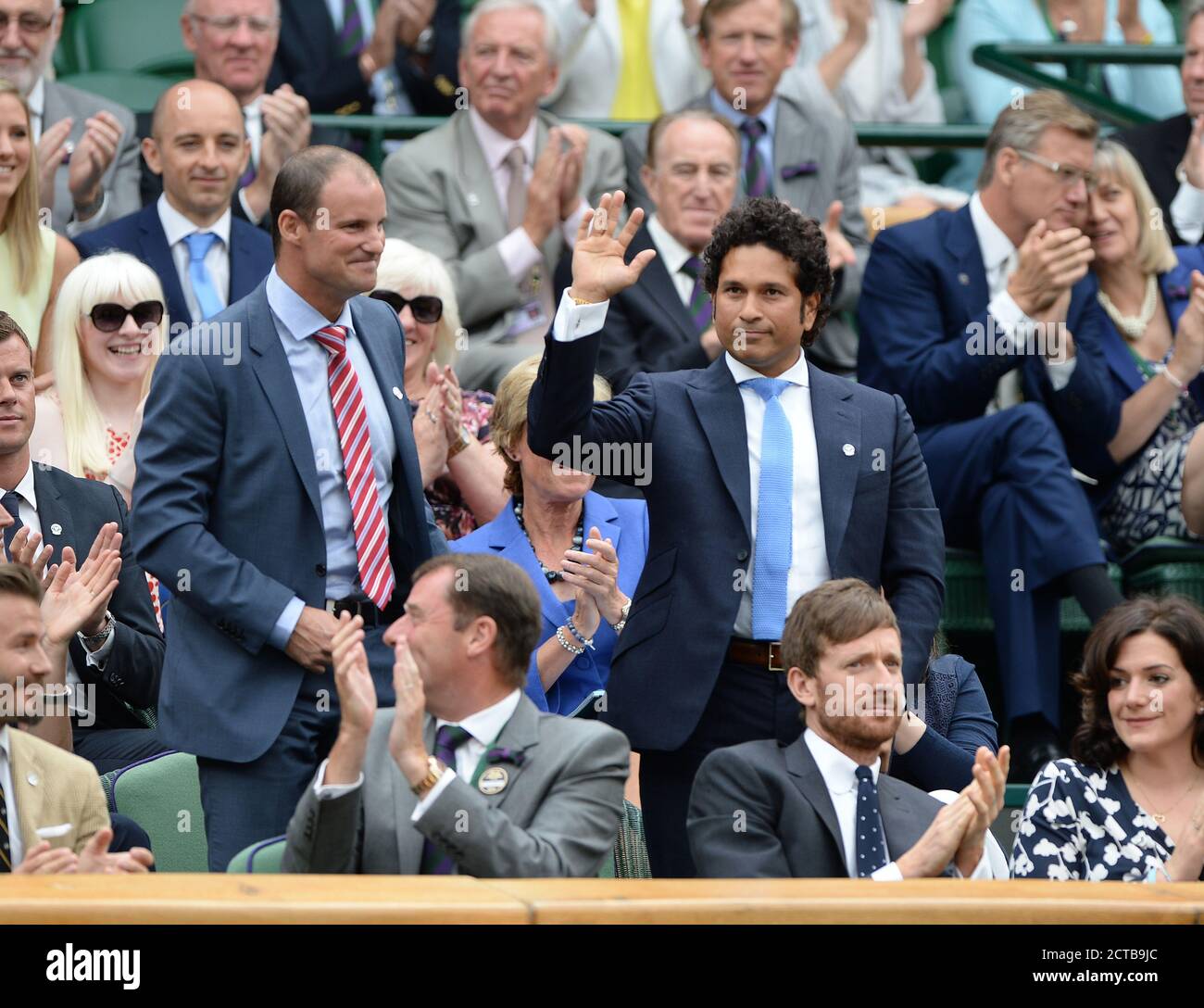 Andrew Strauss und Sachin Tendulkar. Die Royal Box. WIMBLEDON TENNIS CHAMPIONSHIPS 2014. Bild:Mark Pain / Alamy Mikhail Kukuschkin / Rafael Nadal Stockfoto
