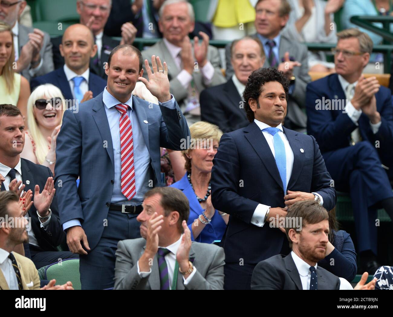 Andrew Strauss und Sachin Tendulkar. Die Royal Box. WIMBLEDON TENNIS CHAMPIONSHIPS 2014. Bild:Mark Pain / Alamy Mikhail Kukuschkin / Rafael Nadal Stockfoto