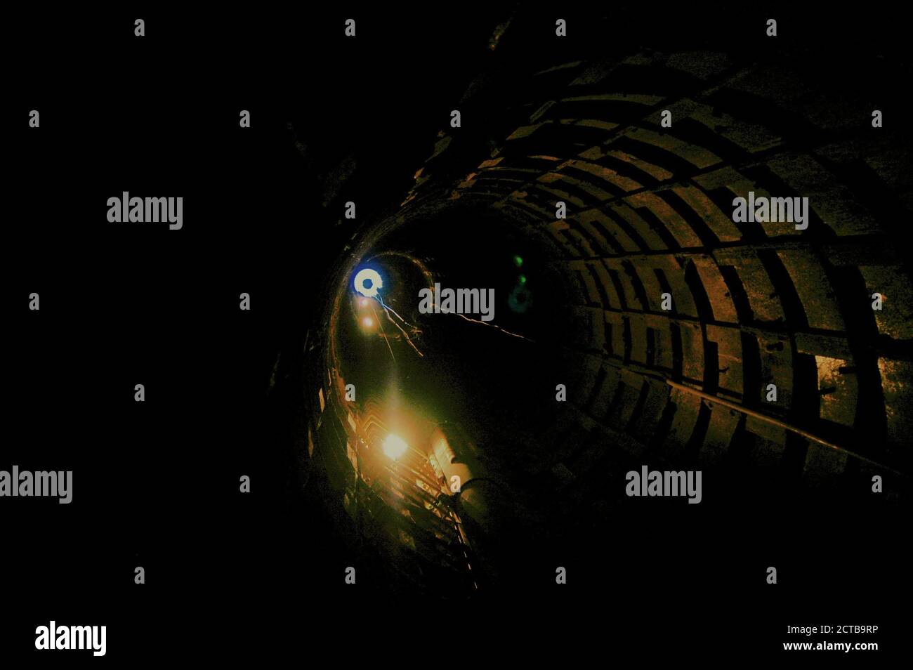 Vertikaler Tunnel diente als Eingang sowie als Kanal für das geplante hydraulische Wasserhubsystem des Bribin-Untertagewasserprojekts in Semanu, Gunung Kidul, Yogyakarta, Indonesien. Stockfoto