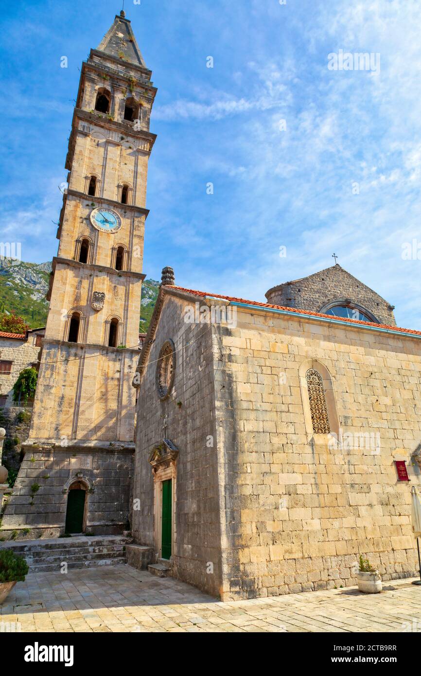 Blick auf die katholische Kirche des Heiligen Nikolaus auf dem Hauptplatz der Innenstadt von Perast, Montenegro Stockfoto