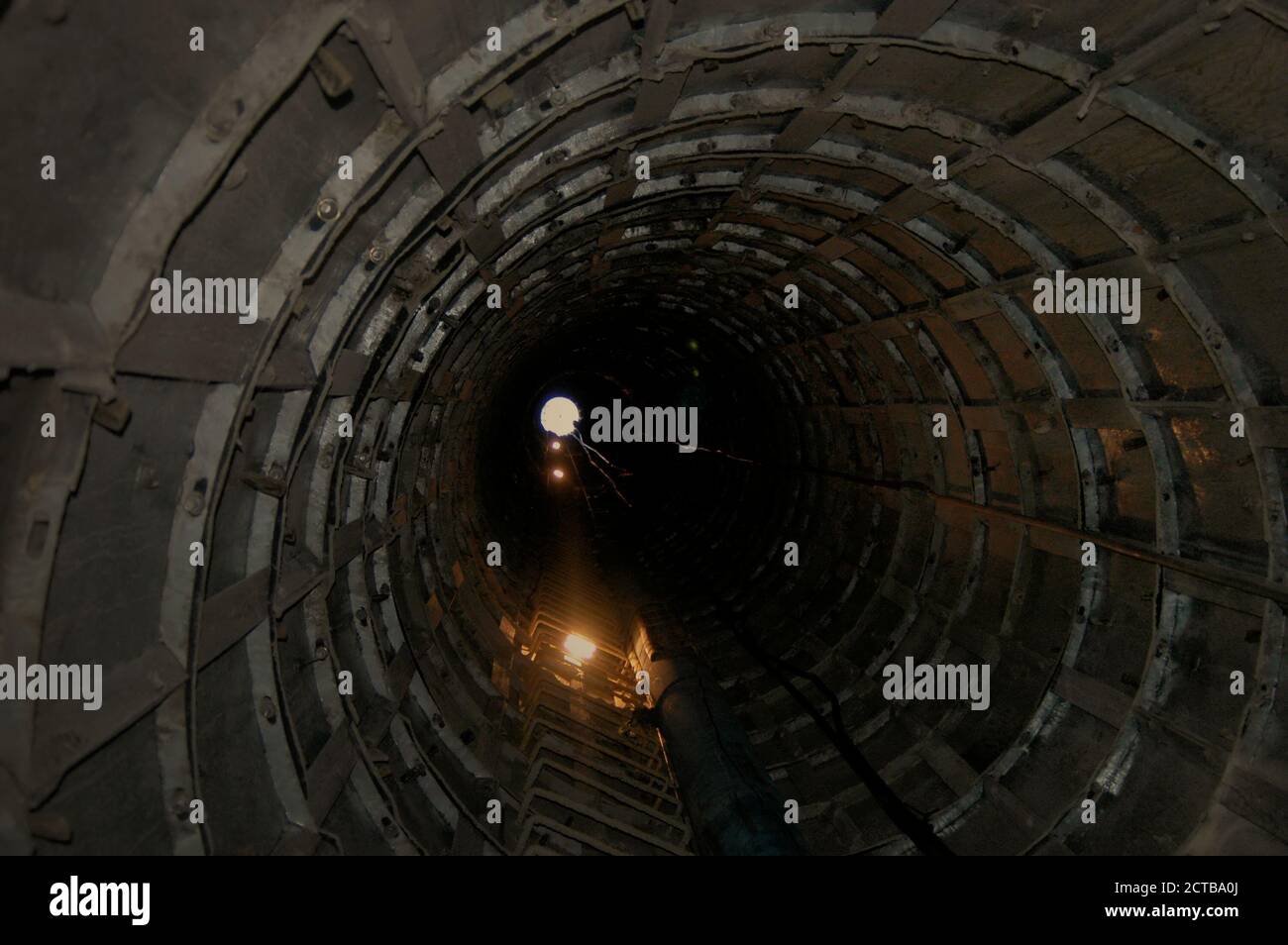 Vertikaler Tunnel diente als Eingang sowie als Kanal für das geplante hydraulische Wasserhubsystem des Bribin-Untertagewasserprojekts in Semanu, Gunung Kidul, Yogyakarta, Indonesien. Stockfoto
