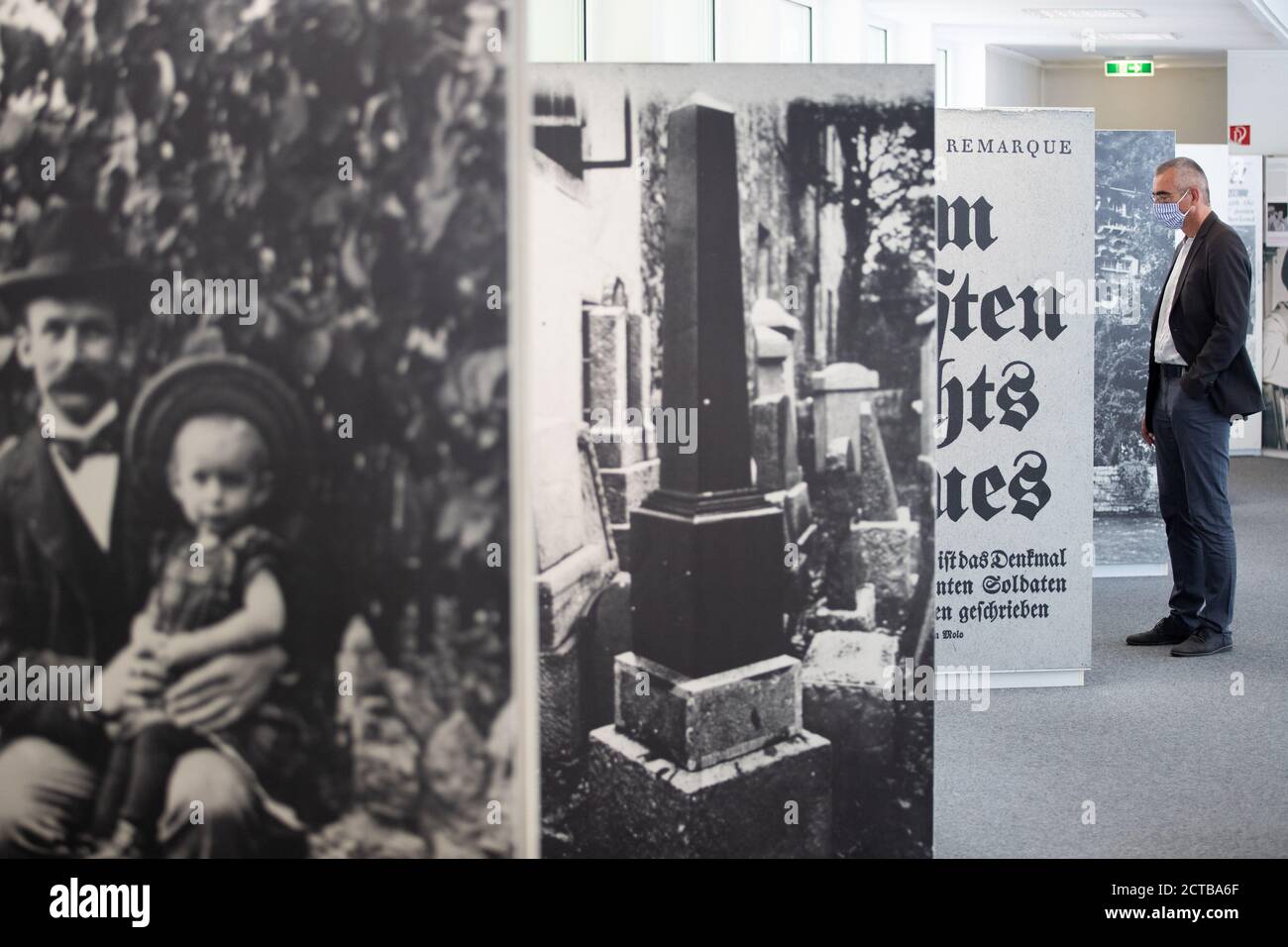 22. September 2020, Niedersachsen, Osnabrück: Thomas Schneider, Direktor  des Erich Maria Remarque Friedenszentrums, ist in der Dauerausstellung  neben einer Ausstellung zu sehen. Der 50. Todestag des Schriftstellers Erich  Maria Remarque wird gefeiert.