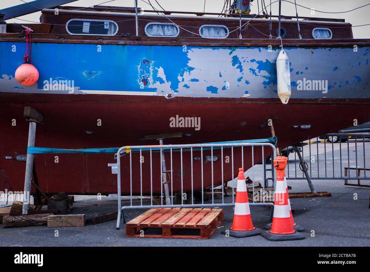 Altes Boot wird im Hafen repariert. Normandie Stockfoto