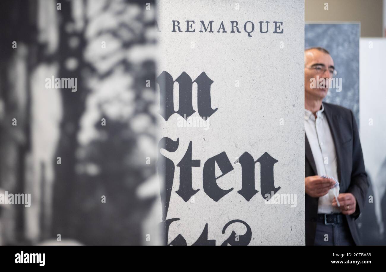 22. September 2020, Niedersachsen, Osnabrück: Thomas Schneider, Direktor  des Erich Maria Remarque Friedenszentrums, ist in der Dauerausstellung  neben einer Ausstellung zu sehen. Der 50. Todestag des Schriftstellers  Erich Maria Remarque wird gefeiert.