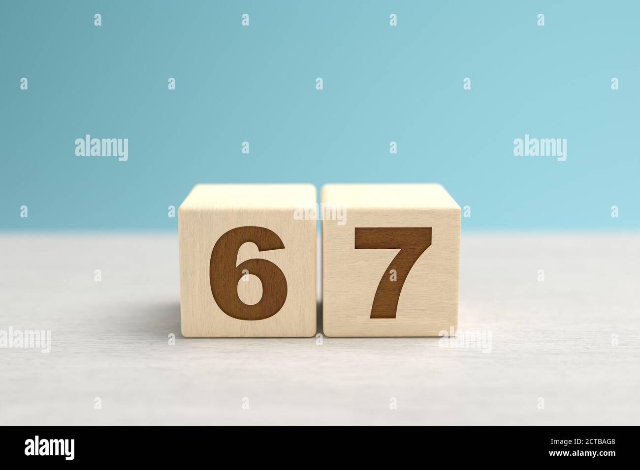 Holzspielzeugblöcke bilden die Zahl 67. Stockfoto