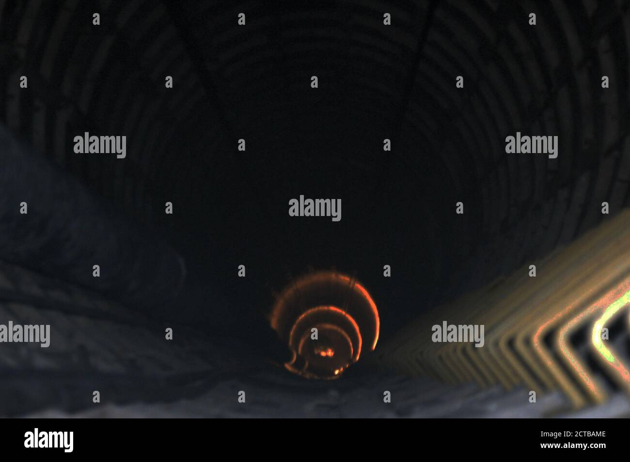 Der Tunnel diente als vertikaler Eingang (Blick von oben) sowie als Kanal für das geplante hydraulische Wasserhubsystem des Bribin-Untertagewasserprojekts in Semanu, Gunung Kidul, Yogyakarta, Indonesien. Stockfoto