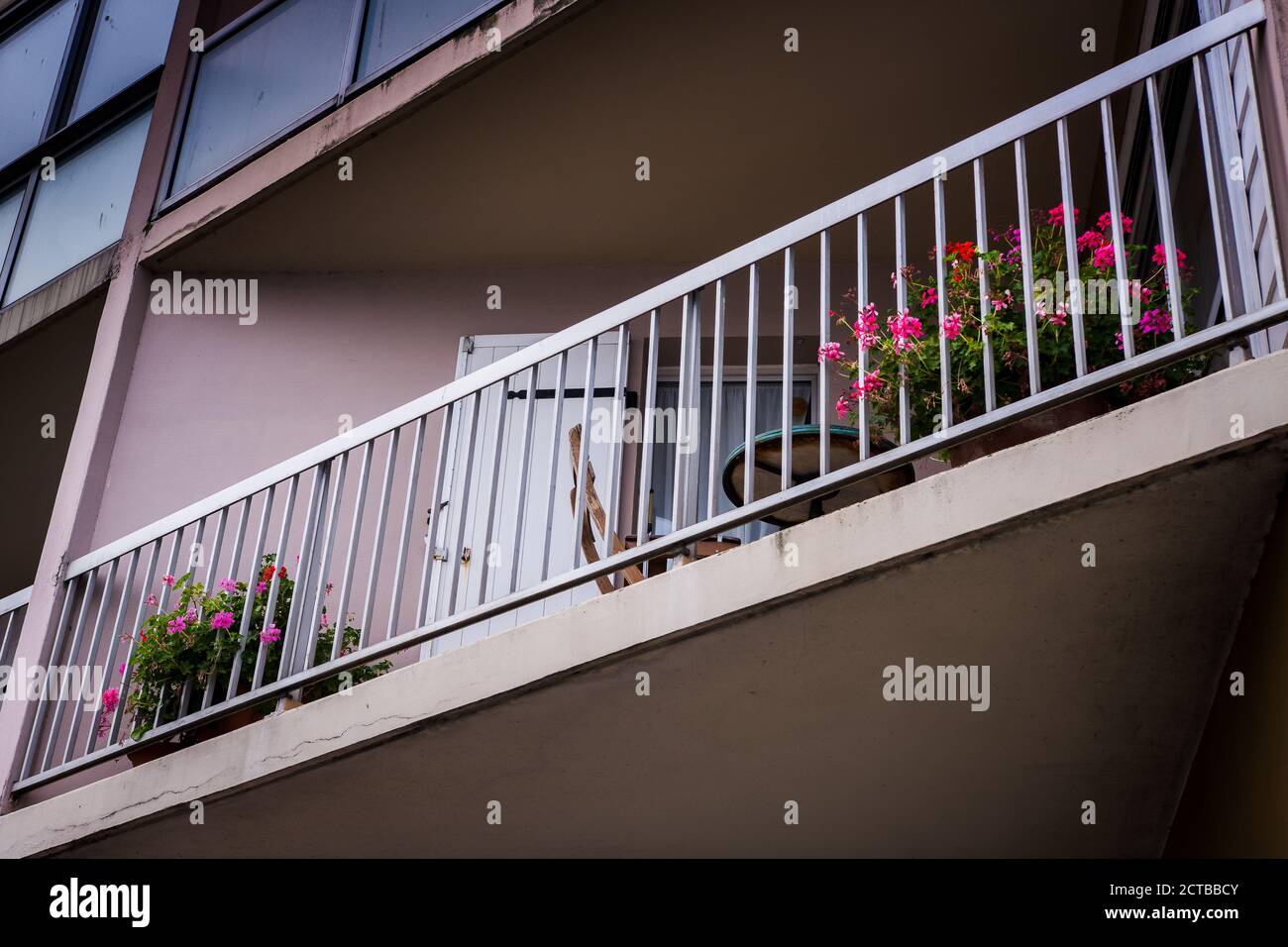 Gebäudebalkon mit Mangold und Blumen Stockfoto