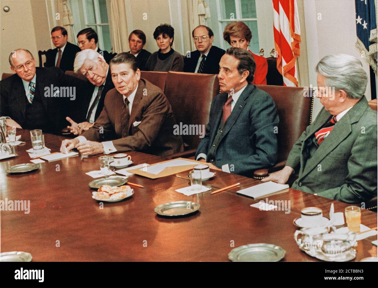 Der Präsident der Vereinigten Staaten, Ronald Reagan, trifft sich am 4. Januar 1985 im Kabinettsaal des Weißen Hauses in Washington, DC mit einer parteiübergreifenden Gruppe von Kongressführern. Bild von links nach rechts: Minderheitsführer DES US-Repräsentantenhauses Robert Michel (Republikaner von Illinois), Sprecher des US-Repräsentantenhauses Thomas P. O'Neill, Präsident, Mehrheitsführer des US-Senats Bob Dole (Republikaner von Kansas) und Minderheitsführer des US-Senats Robert Byrd (Demokrat von West Virginia). Bill Fitz-Patrick/White House über CNP weltweit Stockfoto