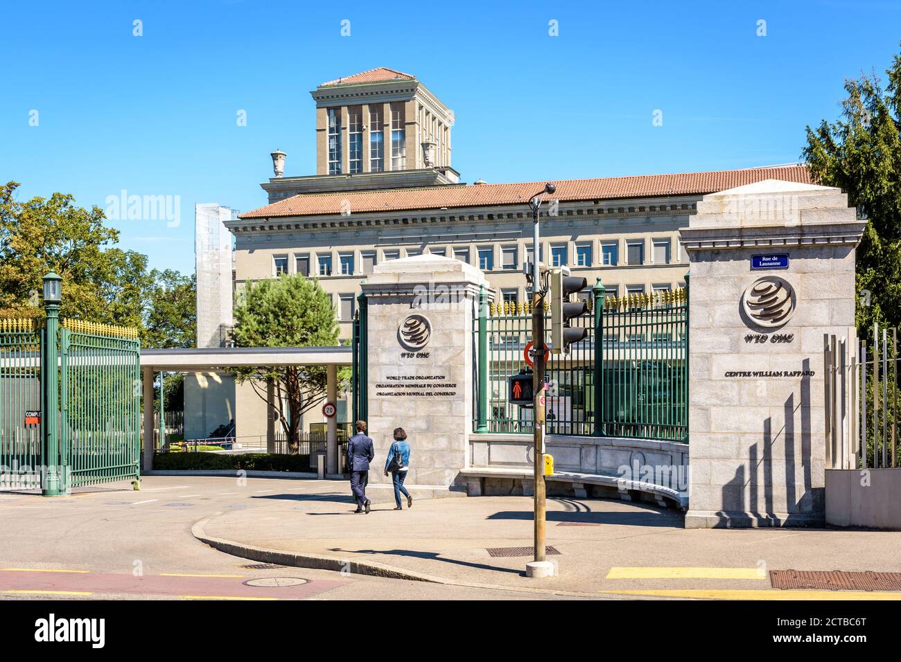 Eingang des Hauptquartiers der Welthandelsorganisation (WTO) in Genf, einer Organisation, die sich mit der Regulierung des internationalen Handels zwischen Nationen befasst. Stockfoto Eingang des Hauptquartiers der Welthandelsorganisation (WTO) in Genf, einer Organisation, die sich mit der Regulierung des internationalen Handels zwischen Nationen befasst. Stockfoto