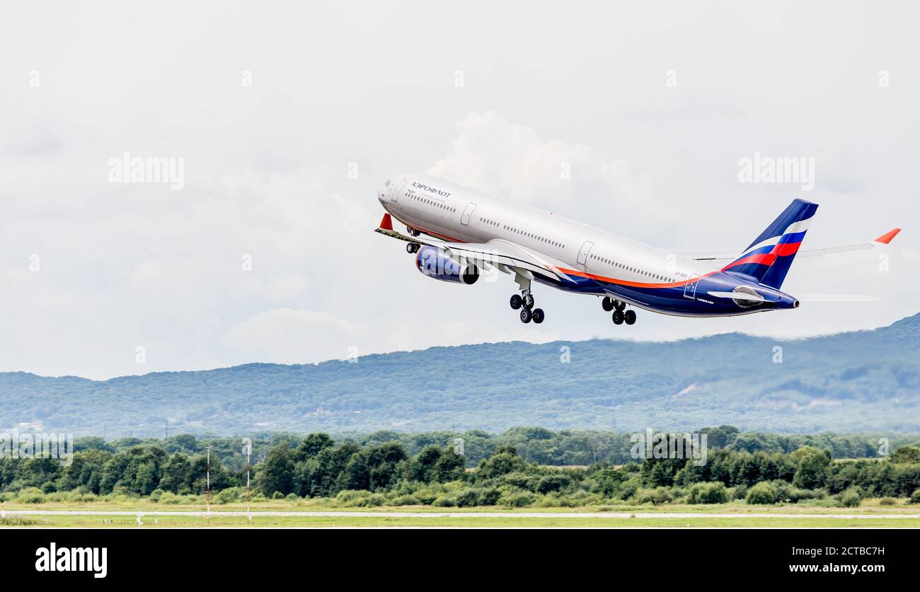 Russland, Wladiwostok, 08/17/2020. Passagierflugzeug Airbus A330 von Aeroflot Airlines hebt ab. Ferien- und Reisekonzept. Luftfahrt und Transport Stockfoto