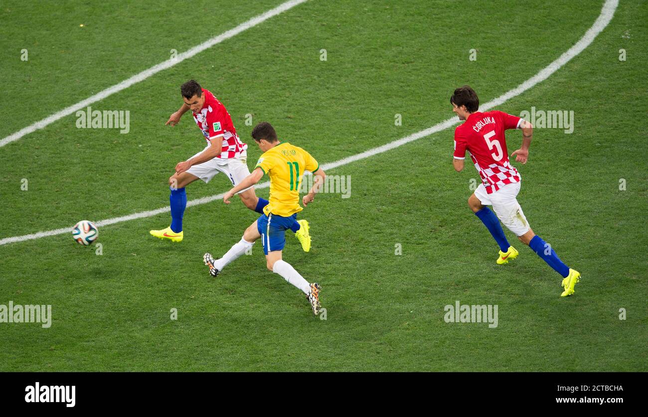 Oscar schießt und Partituren für Brasilien 3-1 Brasilien gegen Kroatien Brasilien WM 2014 Bild : Mark Pain / ALAMY BILDNACHWEIS : Stockfoto